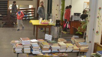 La Biblioteca Popular Bernardino Rivadavia es una institución emblema en la ciudad. La crisis económica le está pegando fuerte, pero aguanta y sigue.