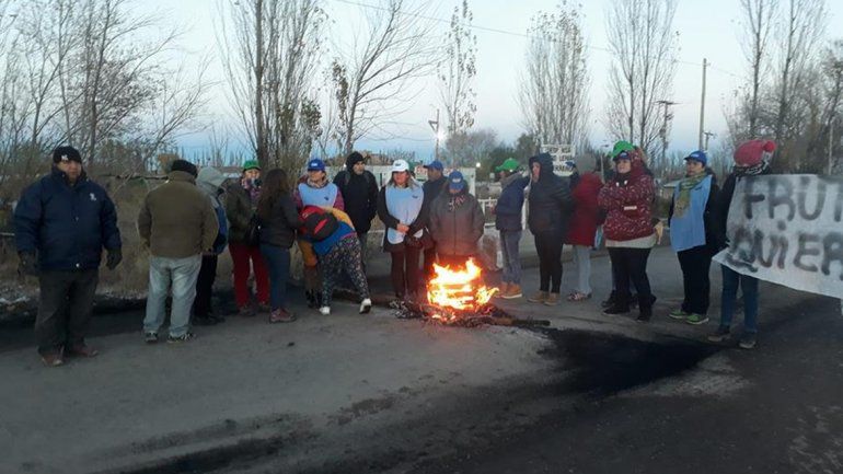 Ex trabajadores de la empresa Fruti Oro cortaron el tránsito ayer en la Ruta Chica.