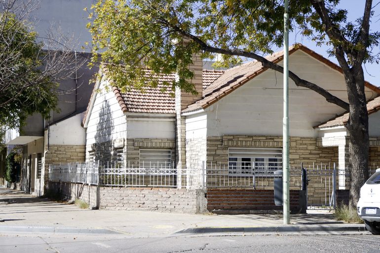 La casa céntrica que muchos aseguran está embrujada y otros lo desmienten. Foto Anahí Cárdena. La casa céntrica que muchos aseguran está embrujada y otros lo desmienten. Foto Anahí Cárdena.