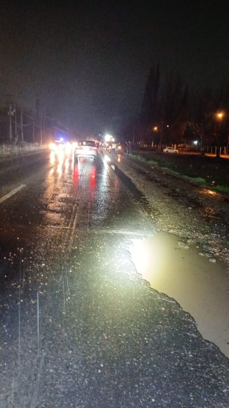 El Cuerpo de Seguridad Vial de Cipolletti tuvo que intervenir tapando pozos durante la noche ante la falta de respuesta de Vialidad Nacional. El Cuerpo de Seguridad Vial de Cipolletti tuvo que intervenir tapando pozos durante la noche ante la falta de respuesta de Vialidad Nacional.
