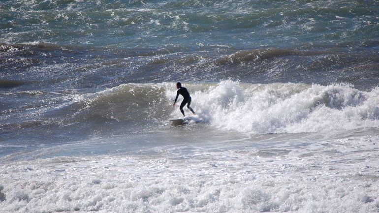 Mar picado y viento, el sueño de  los surfistas