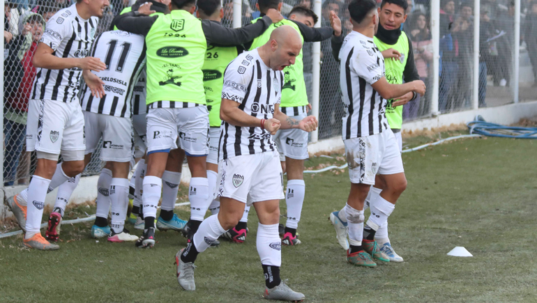Cipolletti ganó de nuevo en casa con un golazo de Michelena. Fotos: Anahí Cárdena