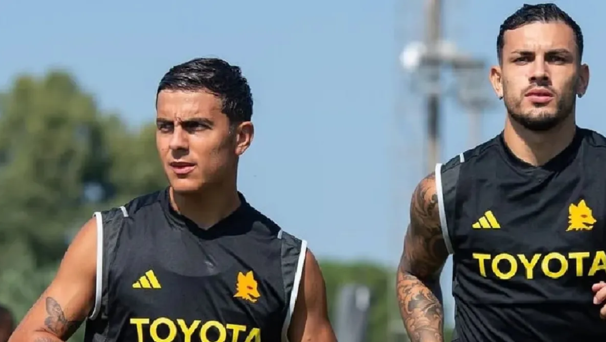 Dybala y Paredes en el entrenamiento de la Roma, que está en el noveno lugar de la Liga de Italia.&nbsp;