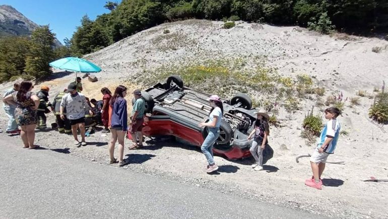 Cuatro turistas volcaron cerca de Villa La Angostura y el auto quedó ruedas arriba