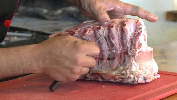 La Anónima niega un plan para entrar asado de cerdo