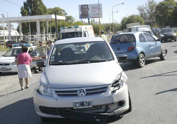 Encontronazo, sin heridos,  en la rotonda de rutas 22 y 151