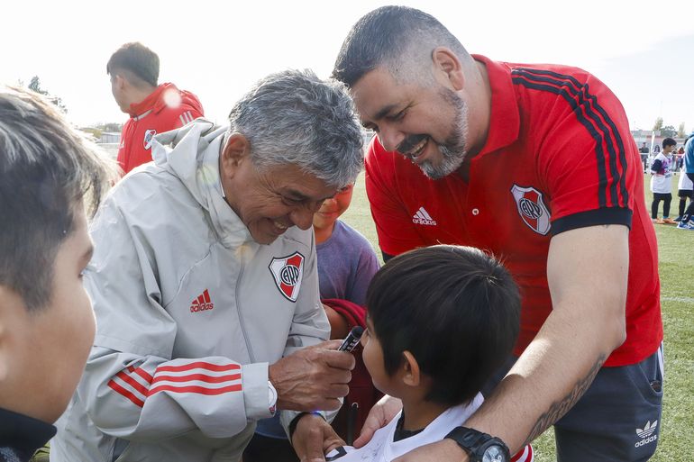 Prueba de jugadores: locura de los chicos por conocer al papá de Gallardo