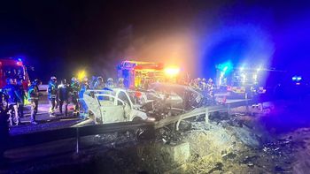 Los autos involucrados en el accidente sufrieron graves destrozos: el que manejaba el policía, de hecho, se prendió fuego.