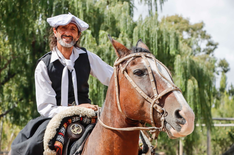 La historia del gaucho que va de Oro a Cipo a caballo y emociona a su paso
