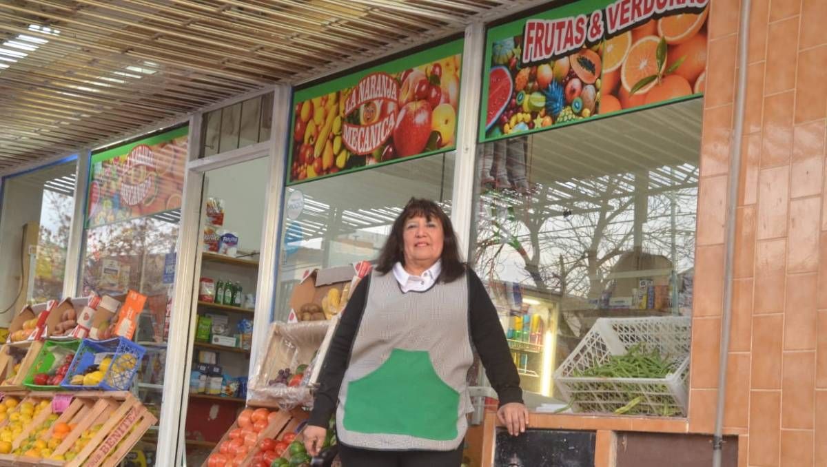 Alejandra cubrió el turno tarde este viernes y su hermana Norma el de la mañana. Son los últimos días al frente de la verdulería.