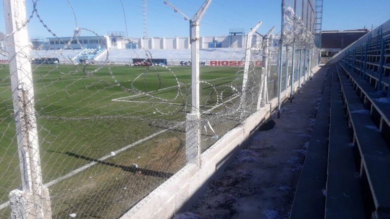 Los mayores daños fueron causados en el alambrado de la cabecera norte.