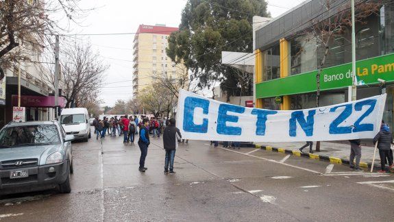 Los alumnos del CET 22 interrumpieron el tránsito frente al Municipio.