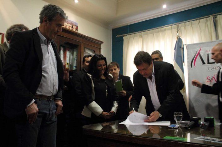 La firma de los convenios por la construcción de viviendas en Allen se realizó en la Municipalidad de esa ciudad.&nbsp;
