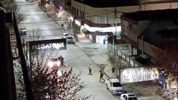 Los trapitos se enfrentaron a golpes en la calle Roca, entre España y Villegas. Uno amenazó al otro con asesinarlo a puñaladas y se lo anticipó a la policía. 