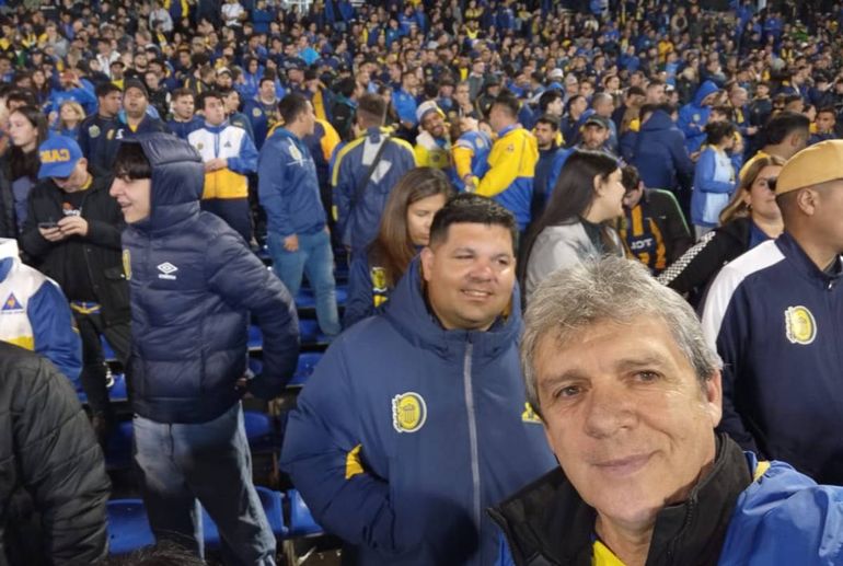Carlitos viendo a Di María en el Gigante de Arroyito ante San Lorenzo. Carlitos viendo a Di María en el Gigante de Arroyito ante San Lorenzo.