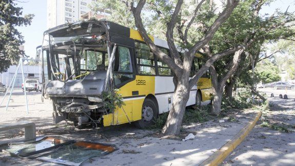 Un colectivo se quedó sin frenos y chocó cuatro autos