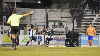 Cristian Mono Taborda la rompió ante su ex equipo y marcó dos goles, para darle la victoria al Albinegro en el clásico del Alto Valle.
