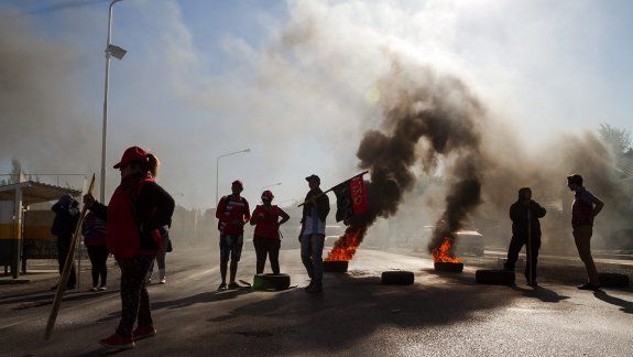 Los manifestantes bloquearon de manera total el tránsito en la Ruta 22, a la altura de las cabinas del ex peaje.