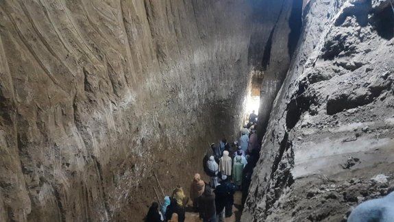 Un niño cayó a un pozo: está vivo y trabajan para rescatarlo