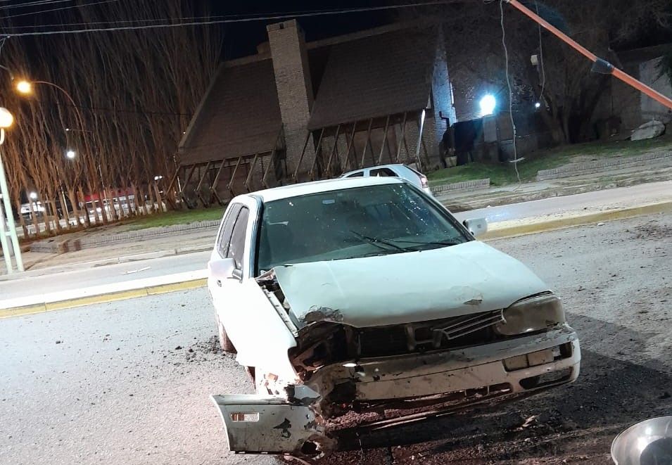 Chocó una columna de luz y dejó el auto abandonado