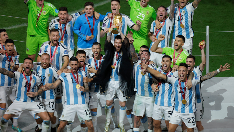 El momento eterno: Messi levantó la copa del mundo