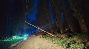 Operarios de Edersa en una tormenta de viento similar a la del martes. | LMCipolletti.com Operarios de Edersa en una tormenta de viento similar a la del martes.