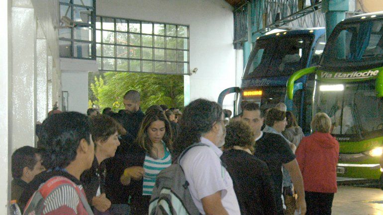 Mucha gente en la terminal cipoleña. Foto de archivo.