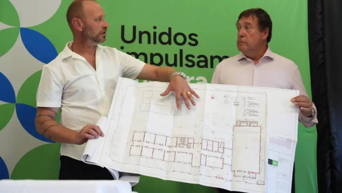 El intendente de Fernández Oro junto al gobernador y la maqueta.