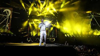 ke personajes la rompio en el alto valle: el guino al publico y el recital bajo la lluvia