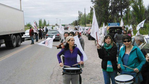 Los maestros volantearon en la Ruta 65 para explicar las razones de su reclamo salarial al Gobierno.