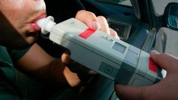 la atraparon manejando con 2,43 de alcohol en sangre en el centro