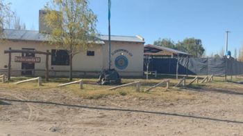 Personal del destacamento policial de Chacramonte resguardó a la niña que deambulaba por la vía pública hasta que apareció la madre.