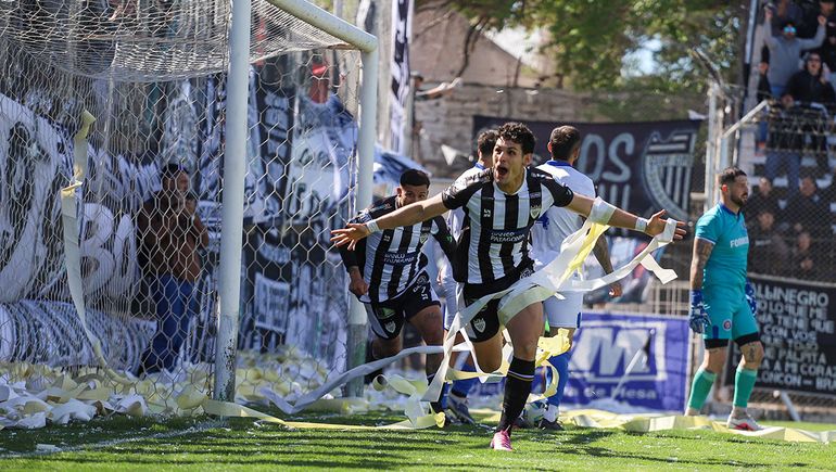 Acevedo se llena la boca de gol. Cipo logró el pase a semifinales del Federal A. Acevedo se llena la boca de gol. Cipo logró el pase a semifinales del Federal A.