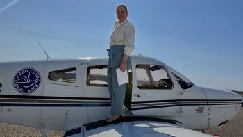 es contadora, mama y piloto de avion e inspira a las mujeres de la region a volar bien alto