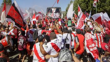 river llego a san martin de los andes y fue recibido por miles de hinchas: las fotos