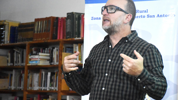 Salvador Cambarieri cambió los escenarios porteños por el desafío de producir en la estepa rionegrina. | LMCipolletti.com Salvador Cambarieri cambió los escenarios porteños por el desafío de producir en la estepa rionegrina.