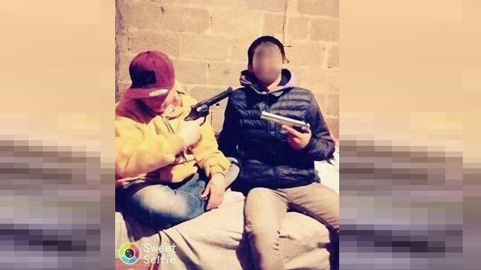 Muestran en Facebook fotos de sus pequeños hijos manipulando armas de fuego