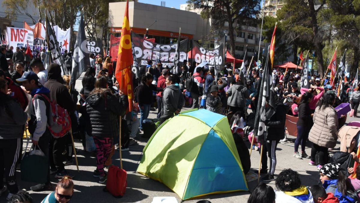 Caos en el centro de Neuquén por el acampe de desocupados