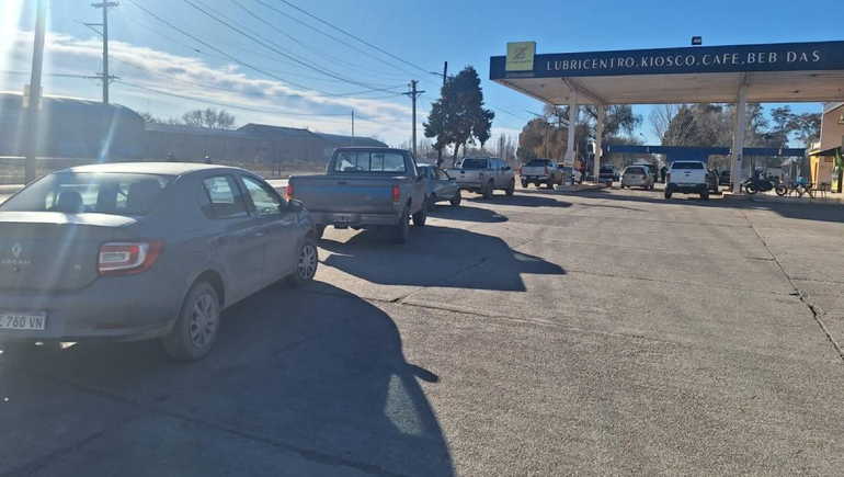 Largas filas para el lavado con fichas. También los lavaderos clásicos desbordan de vehículos.
