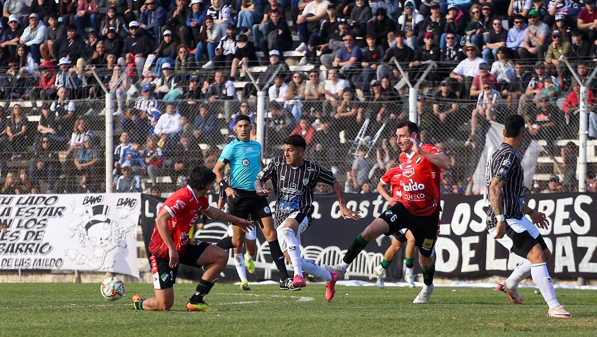 El arbitraje que dejó a Cipo sin tres puntos claves generó polémica a nivel nacional.