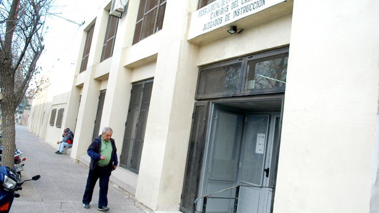 La Justicia local ordenó ocho allanamientos por dos hechos violentos.