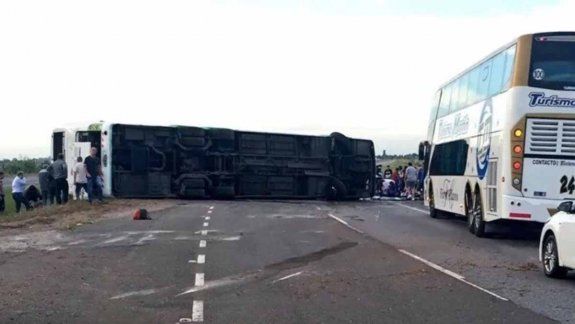 Trágico viaje de egresados: dos muertos tras un vuelco