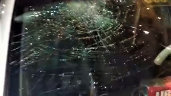 salio furioso del casino y se la agarro con el tachero: pinas, destrozos y detencion