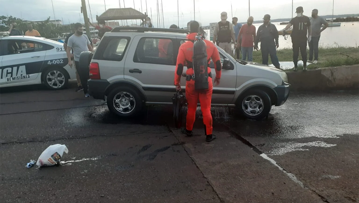 En pleno río halló una camioneta con un cadáver adentro