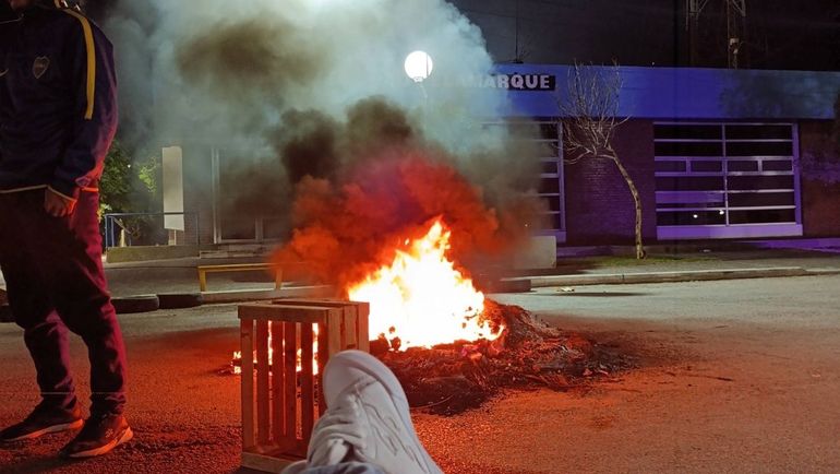 Familiares y amigos del joven&nbsp; desaparecido pasaron la noche frente al Municipio de Lamarque.