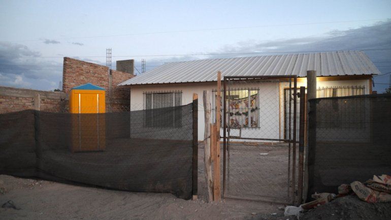 Las casas fueron cercadas y abarrotadas y nunca las dejan solas.