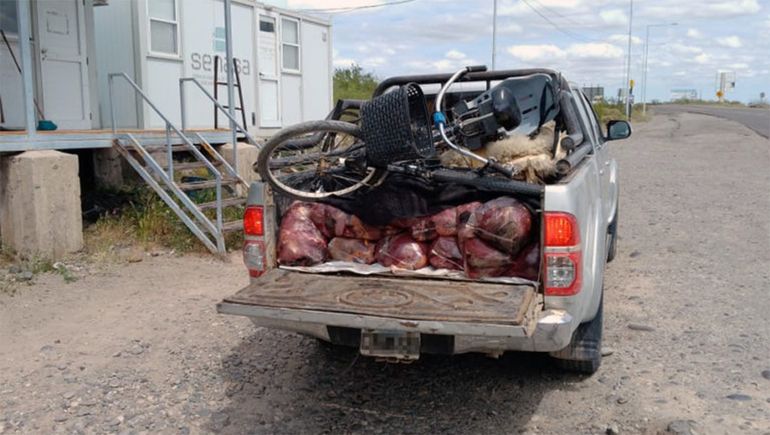 Insalubre: transportaba más de 450 kilos de carne con una bicicleta encima