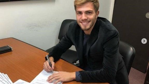Ezequiel Centurión estampando la firma en su primer contrato profesional.