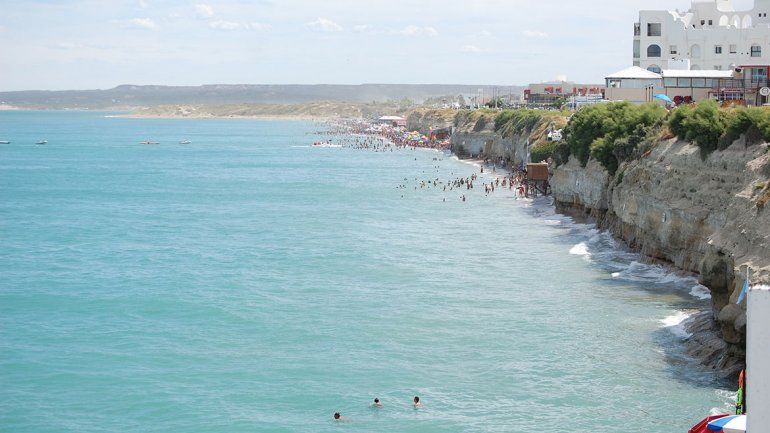 La pleamar extraordinaria dejó sin playa el centro de Las Grutas.