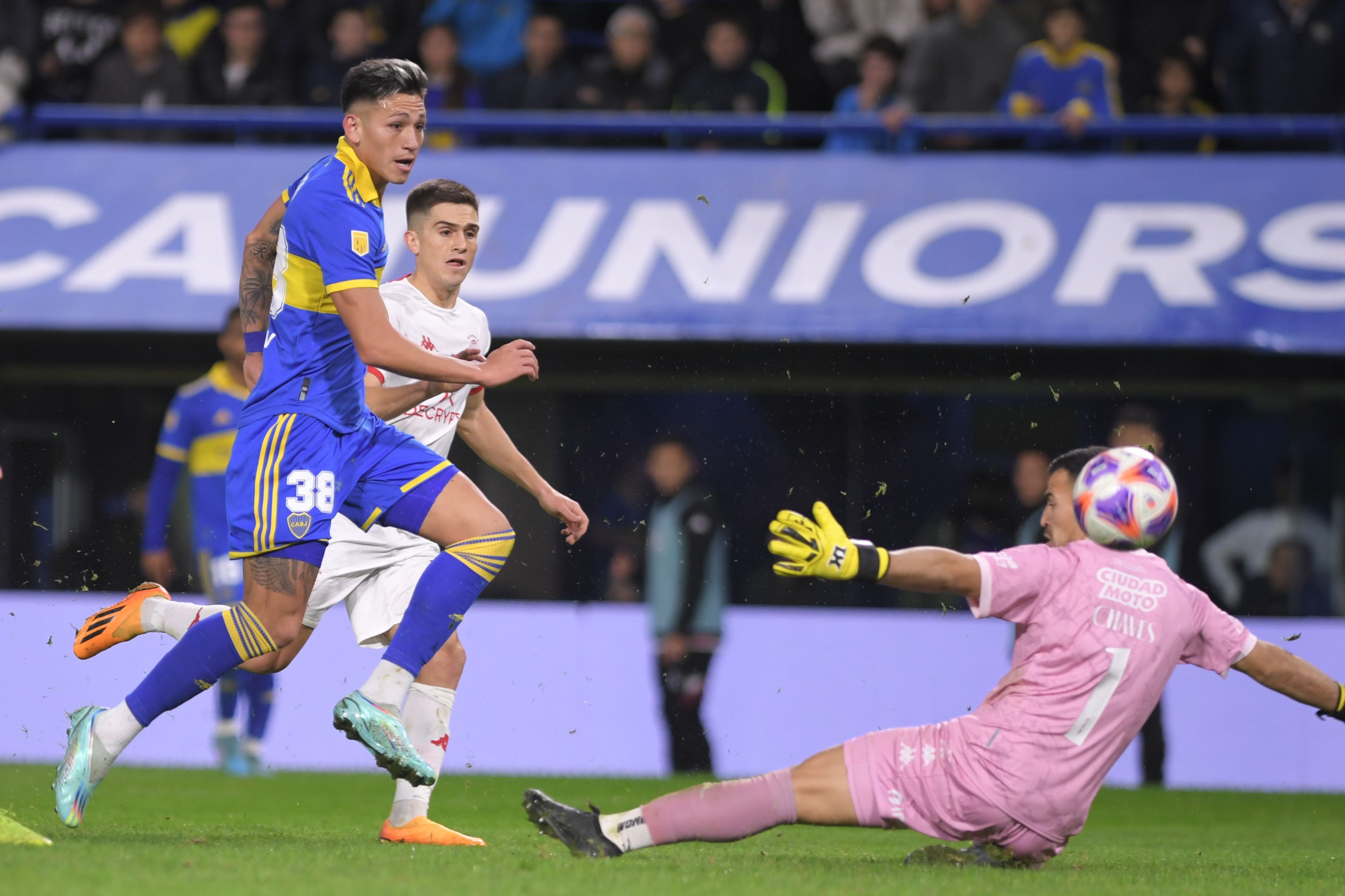 Brillante definición de Luis Vázquez para darle el triunfo a Boca ante el Globo. Medina hizo magia y le puso la pelota de frente para que pudiera anotar.&nbsp;